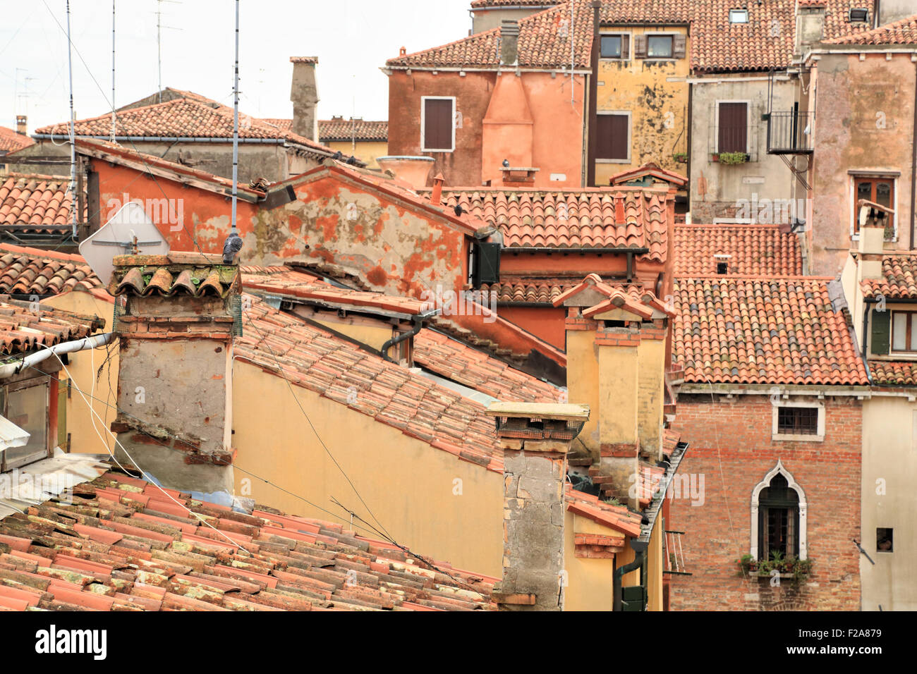 Los techos de la vieja Venecia casas Foto de stock
