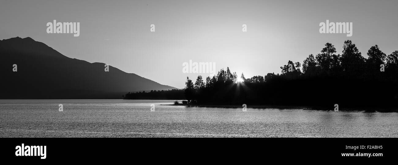 Hermoso lago Brunner al atardecer en blanco y negro, Isla del Sur, Nueva Zelanda. Foto de stock