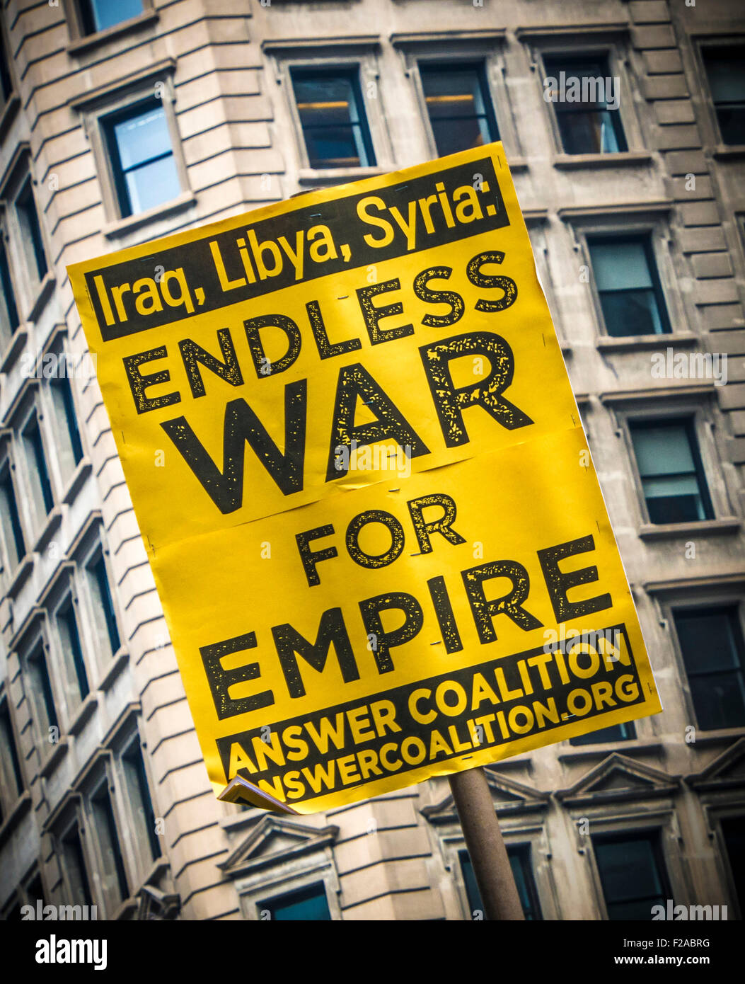 Pancarta de protesta para poner fin a la guerra en Irak, Libia y Siria. Foto de stock