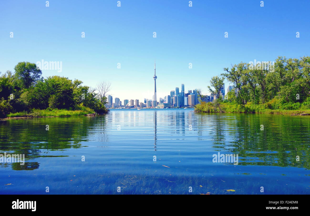 Horizonte de Toronto como vista desde la isla de Toronto Foto de stock