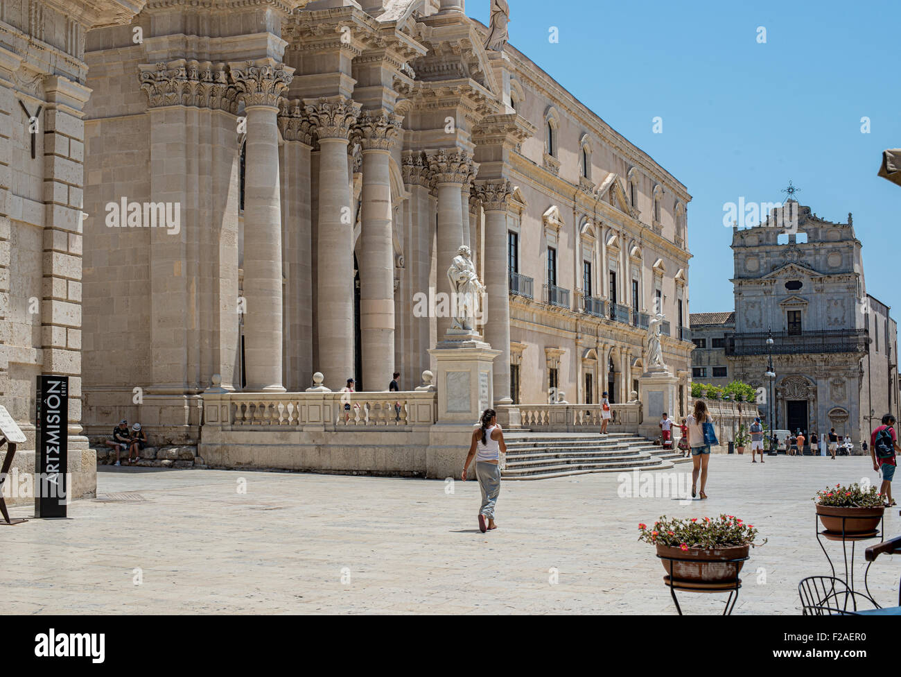 Fachada principal, de estilo barroco, de la Catedral de Siracusa en la plaza Piazza del Duomo en Ortigia Siracusa. Sicilia, Italia. Foto de stock