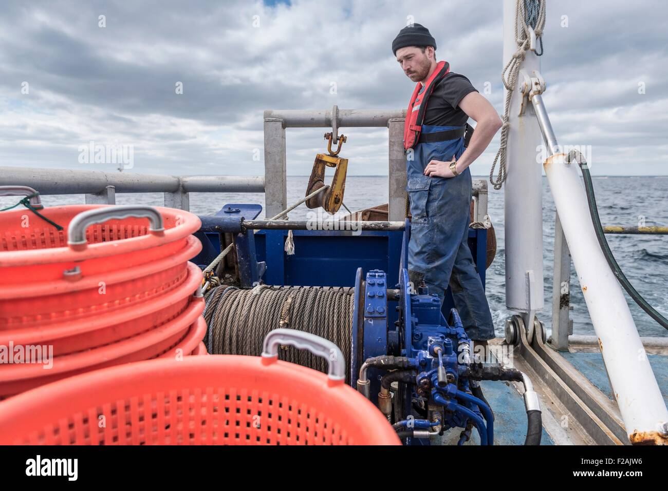 Pescador con malacate en el buque de investigación arrastrero Foto de stock