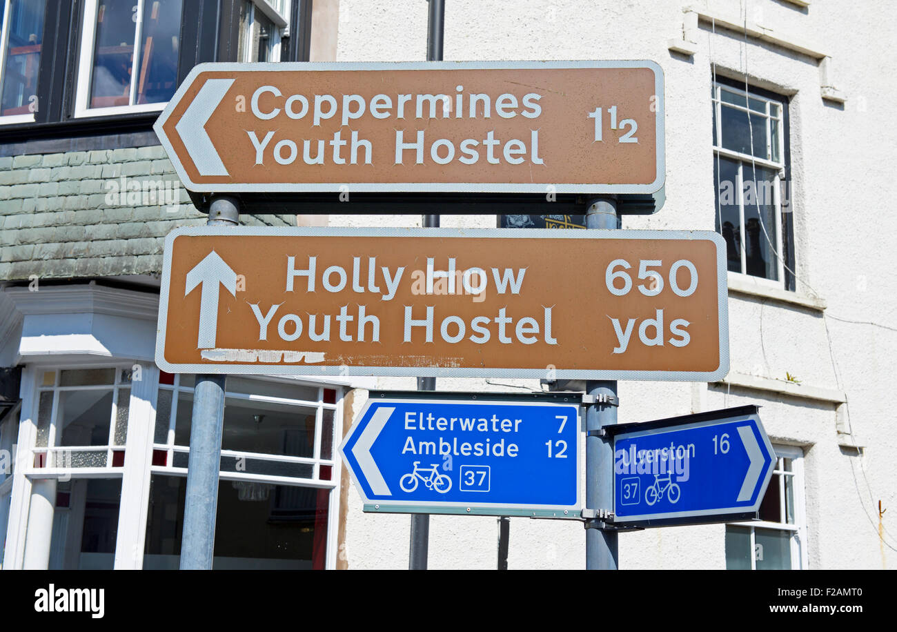 Indicaciones a dos albergues juveniles en Coniston, Lake District National Park, Cumbria, Inglaterra Foto de stock