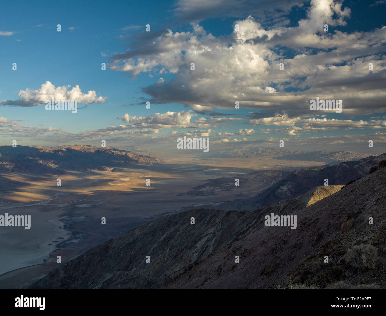 Como se ve desde el Valle de la muerte Dantes vista mirando hacia abajo, hacia la cuenca Badwater Foto de stock