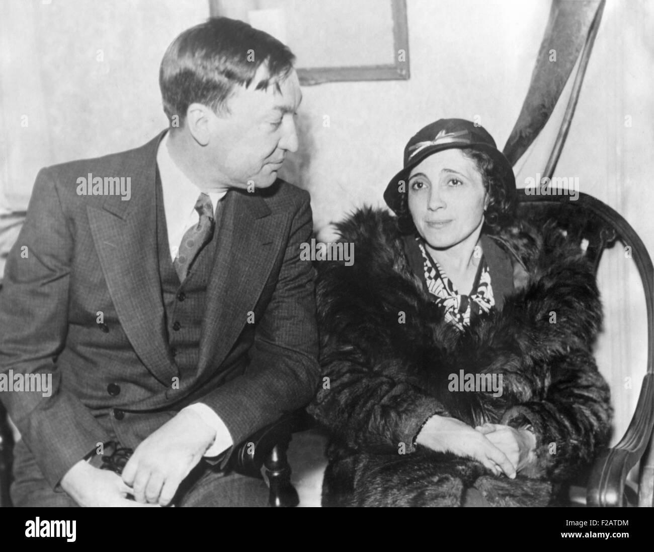 Clara Morgan Touhy, esposa del líder de la banda, Roger Touly, con su marido, el abogado de la defensa. El 21 de noviembre de 1933, la corte federal, Saint Paul, Minnesota. Touly y tres miembros de su pandilla fueron absueltos por el secuestro William Hamm Jr., que fue hecho por la banda Barker-Karpis. (CSU_2015_11_1698) Foto de stock