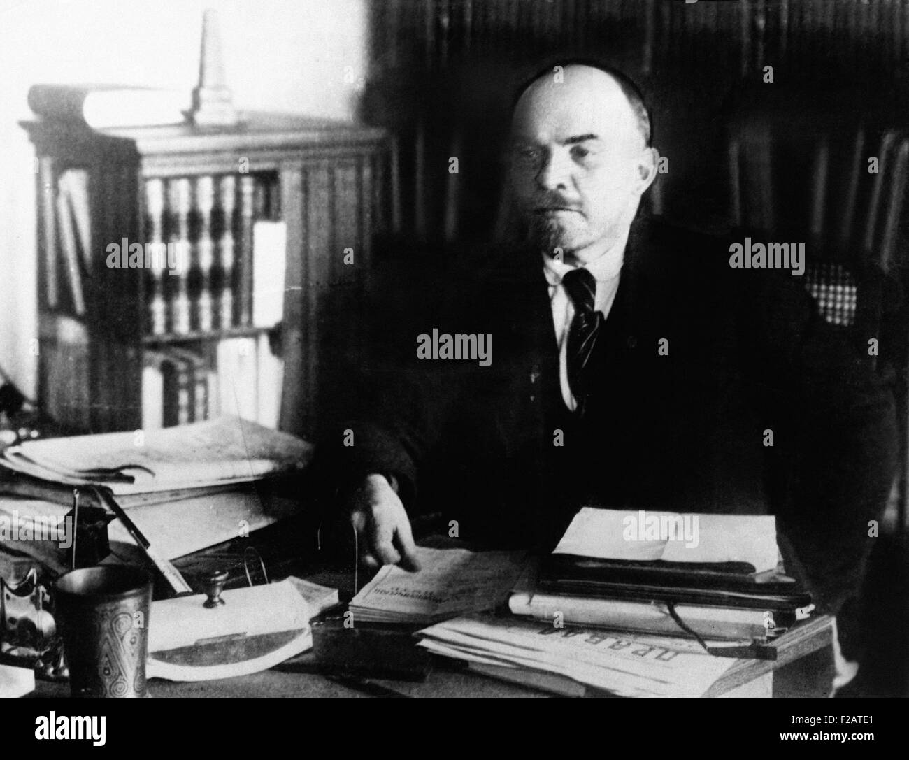Vladimir Lenin, en su escritorio, entre 1920 a 1922. Él era el jefe del gobierno revolucionario de Rusia desde 1917 hasta su Foto de stock