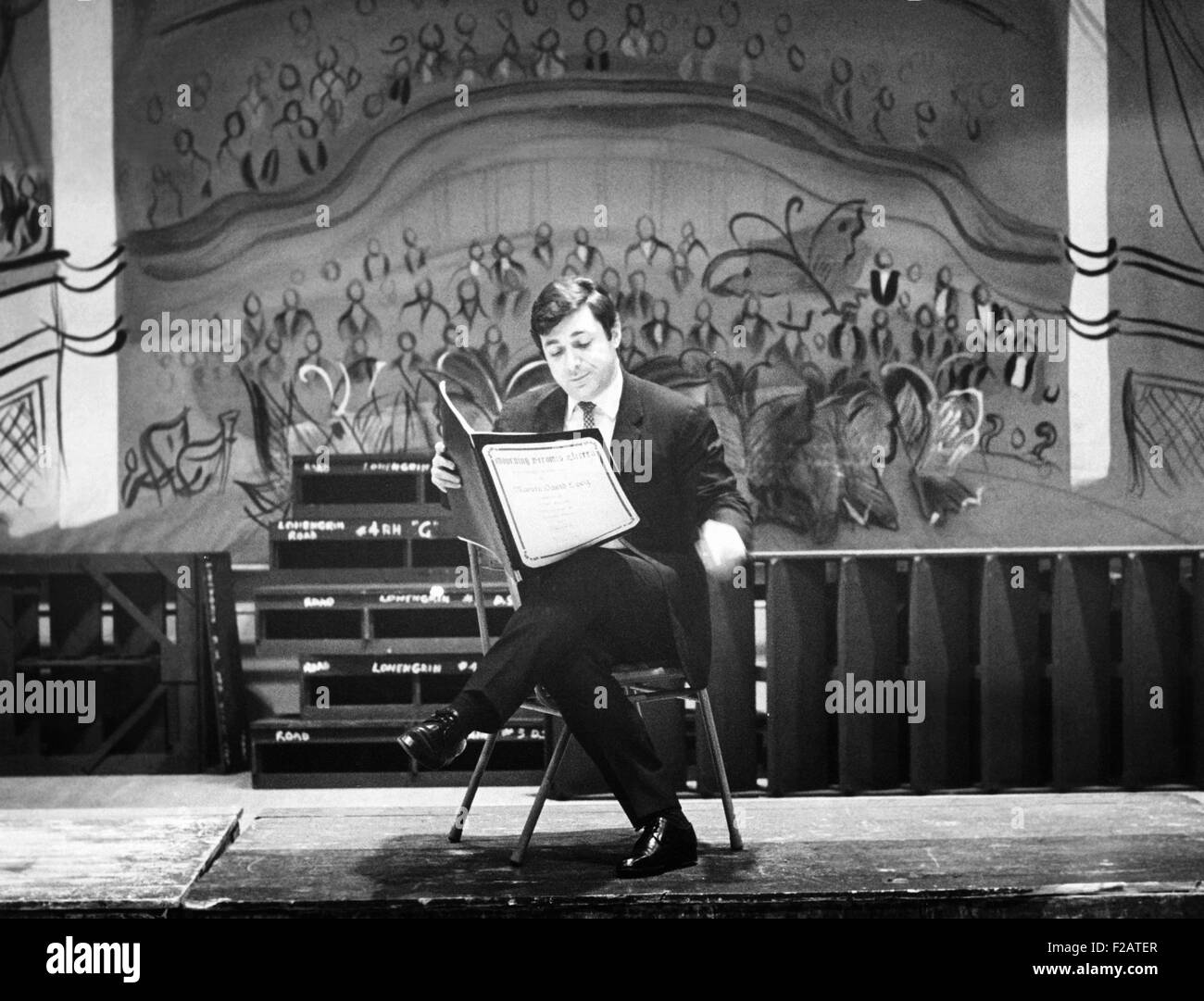 Compositor Marvin David Levy haciendo cambios sutiles de su puntuación de luto SE CONVIERTE EN ELECTRA. El 6 de abril de 1967. La ópera se estrenó en el Metropolitan Opera House. (CSU 2015 11 1673) Foto de stock