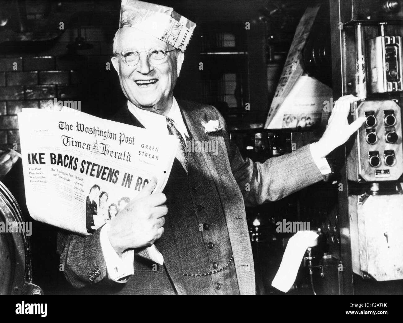 Eugene Meyer ocupa el primer ejemplar del nuevo Washington Post y Times Herald. El 17 de marzo de 1954. El presidente de la junta de la Foto de stock