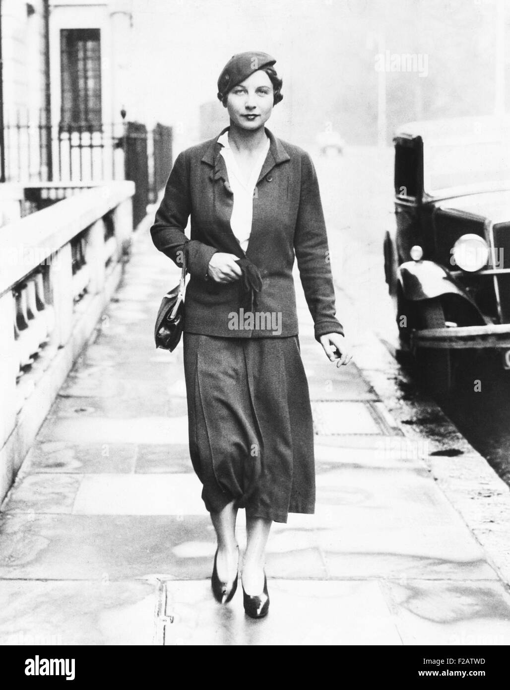 Helen Wills Moody en Londres para defender su título en los Campeonatos de Tenis de Wimbledon. El 3 de junio de 1933. Ella es ataviados en un relajado ambiente de traje verde con una coincidencia de Beret. (CSU 2015 11 1584) Foto de stock