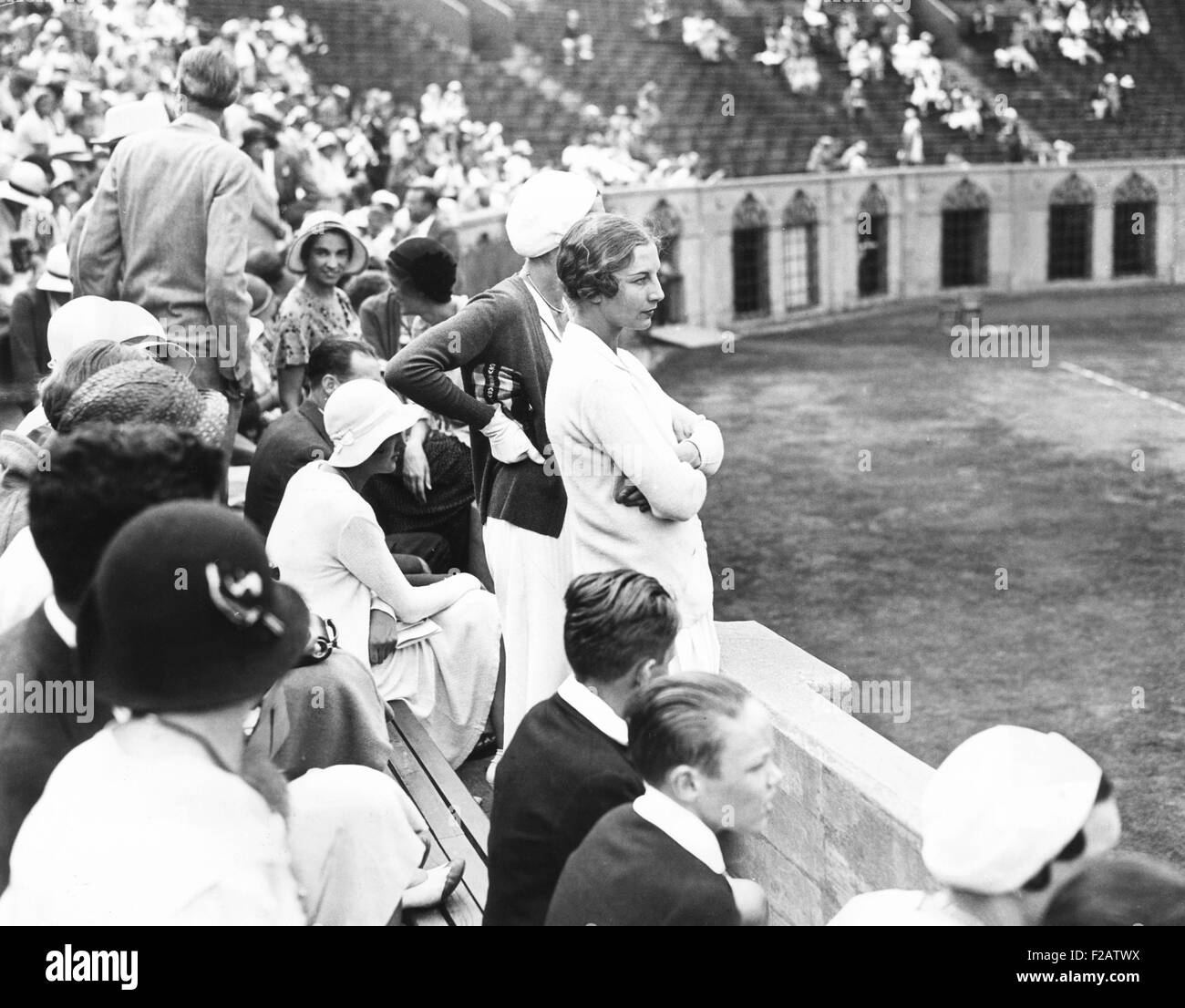 Helen Wills Moody viendo tennis match en Forest Hills, Long Island, el 20 de agosto de 1931. Wills Moody ganó su estadounidense femenino de tenis individual final contra el jugador británico, Eileen Bennett Whittingstall. (CSU 2015 11 1575) Foto de stock