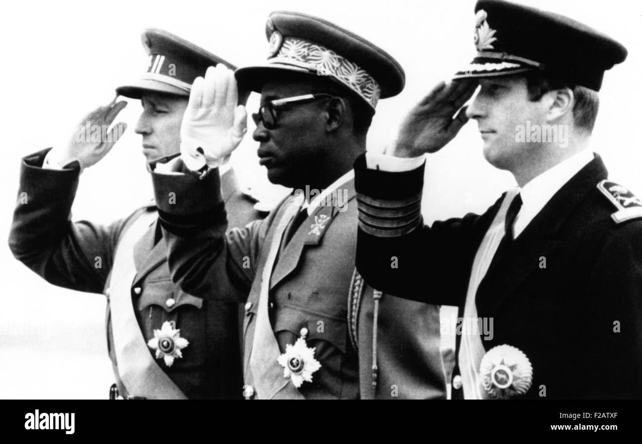 El Presidente congoleño Joseph Mobutu, flanqueada por el Rey Balduino de Bélgica (a la izquierda) y el príncipe Alberto. El 3 de noviembre de 1969. Fue la primera visita oficial de un jefe de Estado congoleño desde su independencia en 1960. (CSU 2015 11 1561) Foto de stock