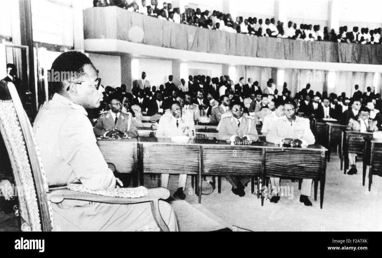 Joseph Mobutu se reúne el Parlamento en Leopoldville (Kinshasa) el 30 de noviembre, 1965. Cinco días antes, el Jefe del Estado Mayor del ejército de Mobutu el depuesto presidente Kasa-Vubu declaró el jefe de estado. Él gobernó hasta 1997. (CSU 2015 11 1558) Foto de stock