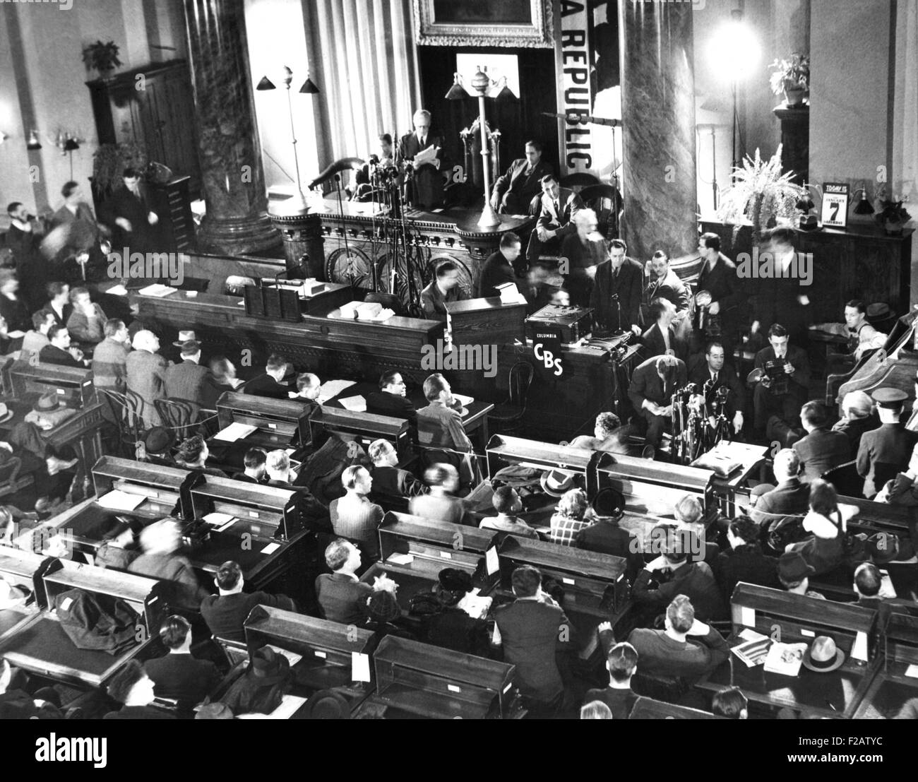 Gobernador Culbert Olson indultó a Tom Mooney, la preparación día prisionero de bombardeo. El 7 de enero de 1939. Escena en el Capitolio Estatal con como Gobernador Culbert Olson en el podio, Thomas Mooney es de centro derecha, sentados cerca de los micrófonos y un fotógrafo. (CSU 2015 11 1540) Foto de stock