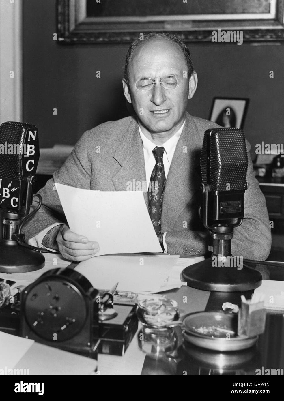 El Secretario del Tesoro Henry Morgenthau Jr. habla sobre la radio, 28 de agosto de 1934. En su primera emisión de radio buscó Foto de stock