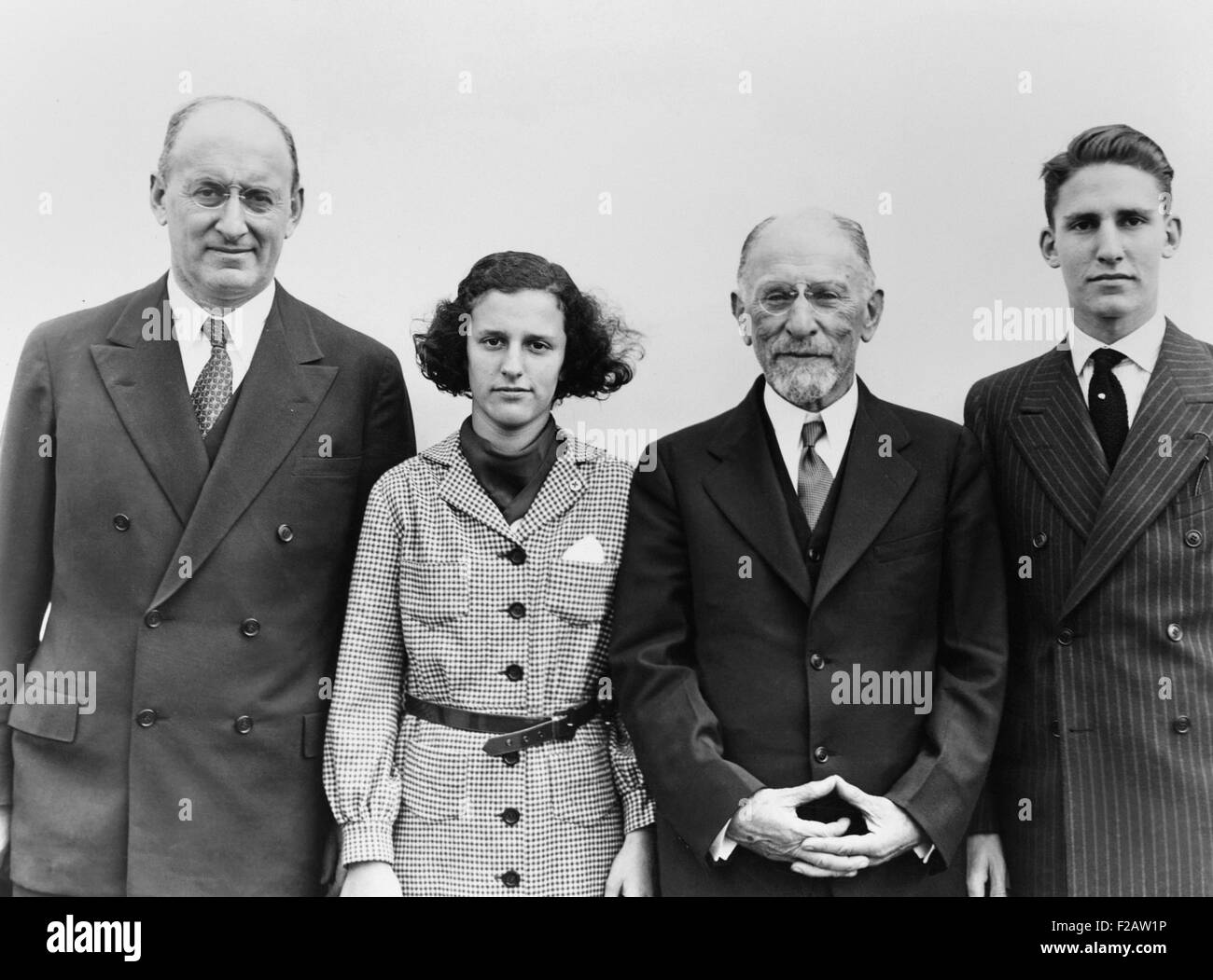 El Secretario del Tesoro Henry Morgenthau Jr. con su padre y sus hijos. Lo saludé en el trasatlántico Normandía el 21 de octubre de 1935, L-R: Henry Jr.; Joan, Henry Sor; y Enrique III. (CSU 2015 11 1492) Foto de stock