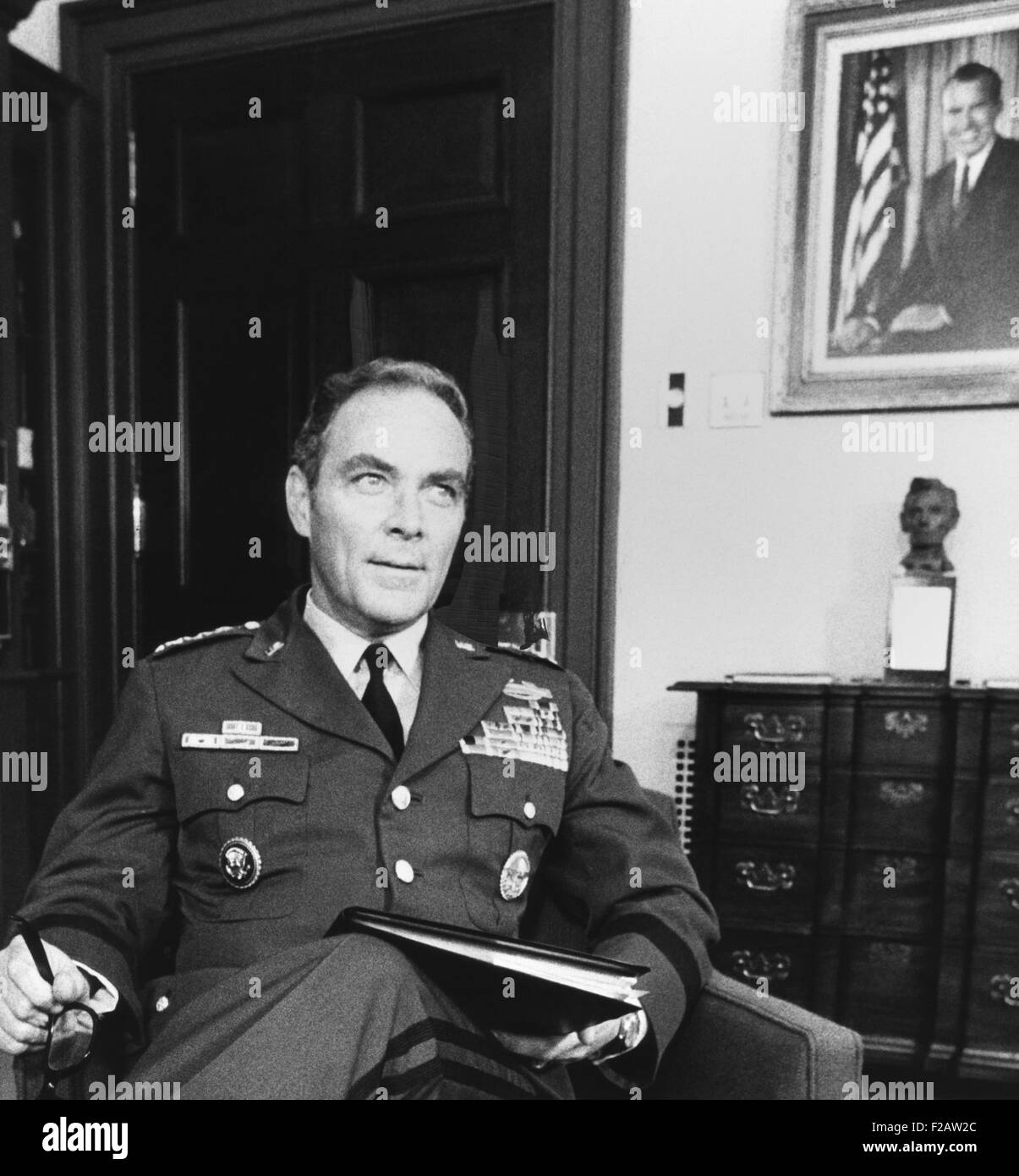 Gen. Alexander Haig, en la Casa Blanca la oficina ocupada anteriormente por H. R. Haldeman. 4 de mayo de 1973. Nixon del anterior jefe de personal dimitió por el encubrimiento de Watergate de robos. Haig conservó su comisión como el segundo ranking general en el ejército de los Estados Unidos. (CSU 2015 11 1476) Foto de stock