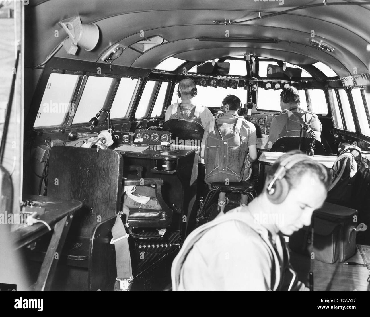 La cubierta puente o cabina del 82-tonelada Douglas B-19, el bombardero más grande del mundo. 13 de noviembre de 1941. Con la espalda a la cámara son el piloto, el ingeniero de vuelo, y el co-piloto. El radioman es en la parte inferior derecha. Las dos sillas vacías son para el navegante y el comandante. El avión nunca entró en producción y fue reemplazado por la B-29. (CSU 2015 11 1455) Foto de stock