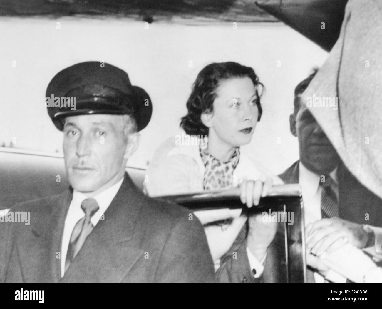 Vivien Leigh, que sufren de trastorno bipolar, estaba acompañada por Laurence Olivier (derecha). Marzo 19, 1953. Se encontraban en el aeropuerto de Idlewild en Nueva York, para embarcar en un vuelo con destino a Gran Bretaña. (CSU 2015 11 1439) Foto de stock