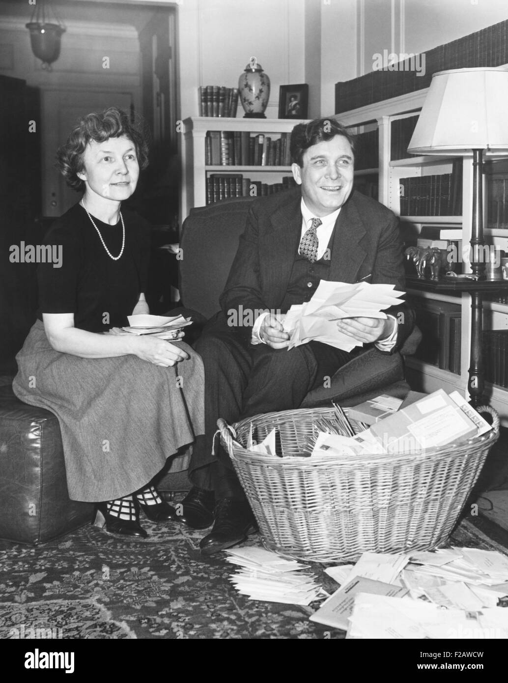 Wendell y Edith con una canasta de correo después de su nominación como candidato presidencial por el Partido Republicano. Julio 1, 1940 en su apartamento de la Quinta Avenida, la ciudad de Nueva York. (CSU 2015 11 1400) Foto de stock