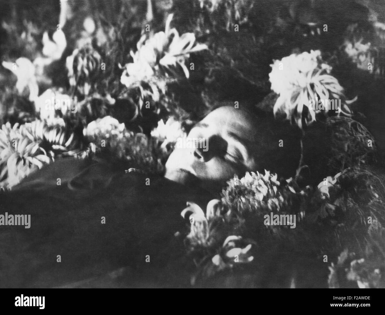 Nadezhda Alliluyeva, segunda esposa de Josef Stalin en su ataúd, 9 de noviembre, 1932. La causa oficial de su muerte fue una apendicitis aguda. En Foto de stock