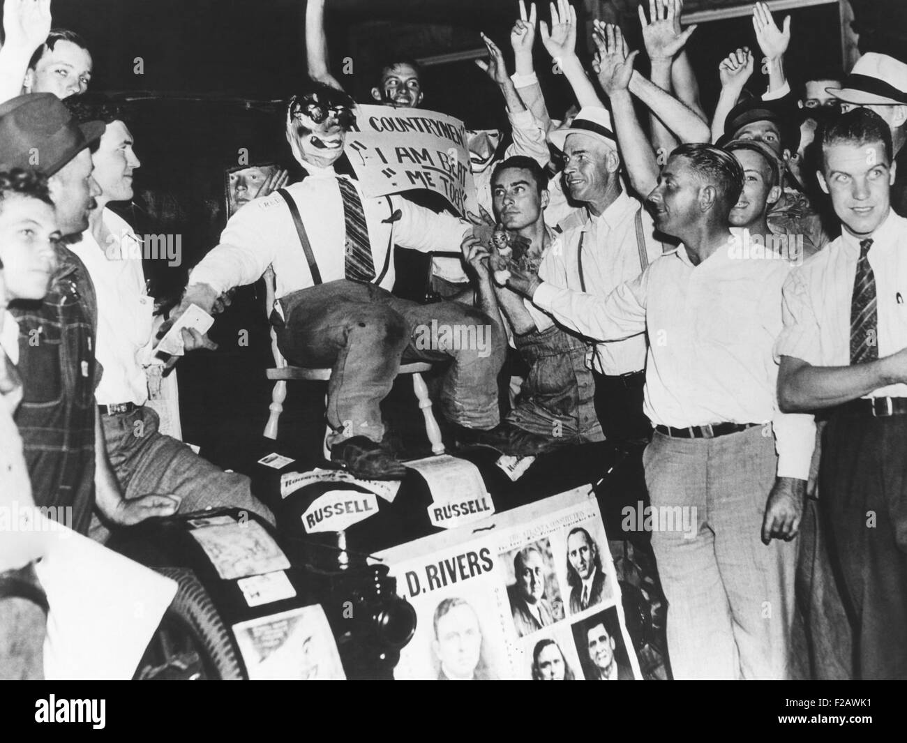 Una efigie del Gobernador del Estado de Georgia, Eugene Talmadge, fue mostrado en la calle Peachtree, Atlanta. Septiembre 9, 1936. La multitud estaba celebrando el anti-New Deal Talmadge derrotó en la carrera para el Senado por el Senador Richard Russell, un partidario del New Deal. (CSU_2015_11_1338) Foto de stock