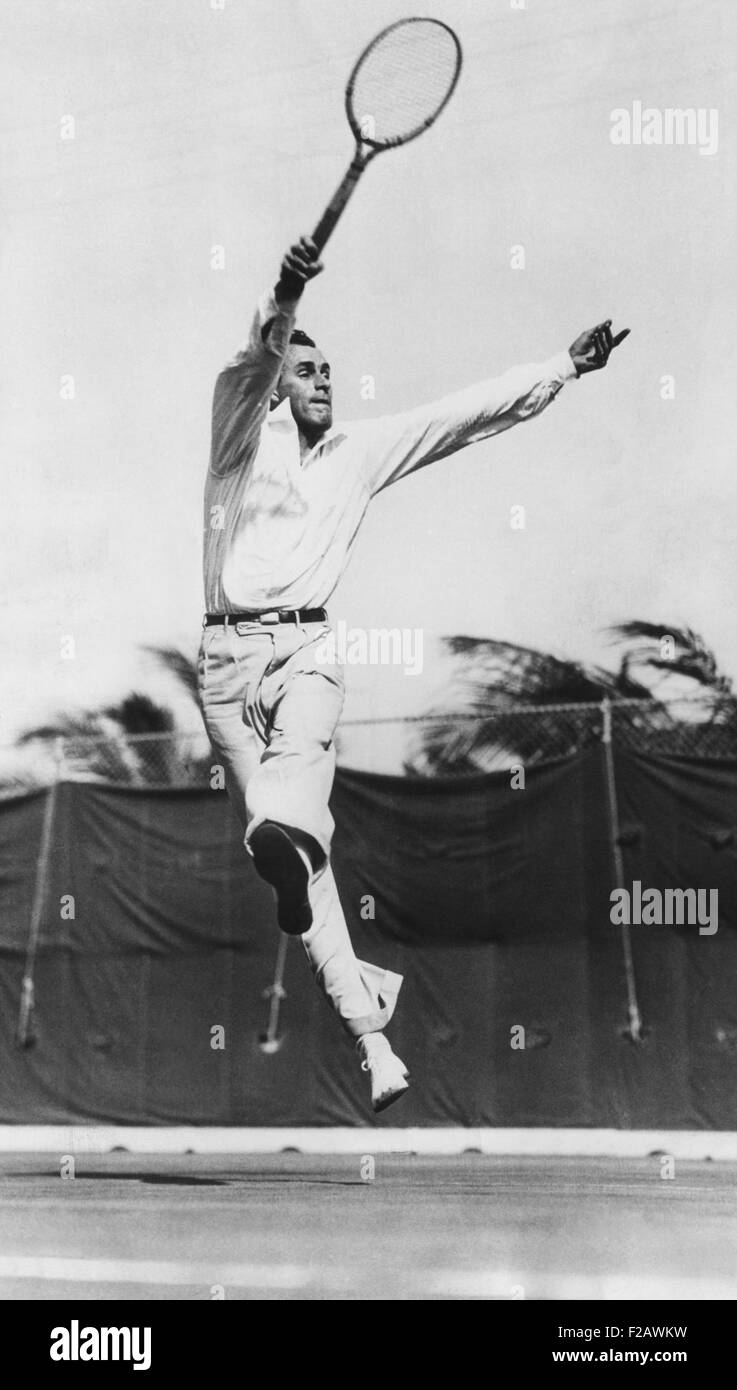 Bill Tilden, campeón de tenis de los años 1920s en vuelo en la pista de tenis. (CSU 2015 11 1317) Foto de stock