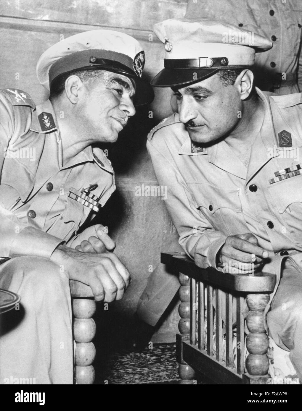 Egipto del caudillo premier Muhammad Naguib (izquierda) habla con Lieut. El coronel Gamal Abdel Nasser. Poco después, el 18 de junio de 1953, la monarquía fue abolida y Naguib se convirtió en presidente de la República de Egipto. Él entró en conflicto con otro caudillo de la Revolución, Gamal Abdel Nasser, y fue expulsado del poder en 1954. Vivió bajo arresto domiciliario desde noviembre de 1954 hasta lanzada en 1972 por el Presidente Anwar al-Sadat. (CSU 2015 11 1247) Foto de stock