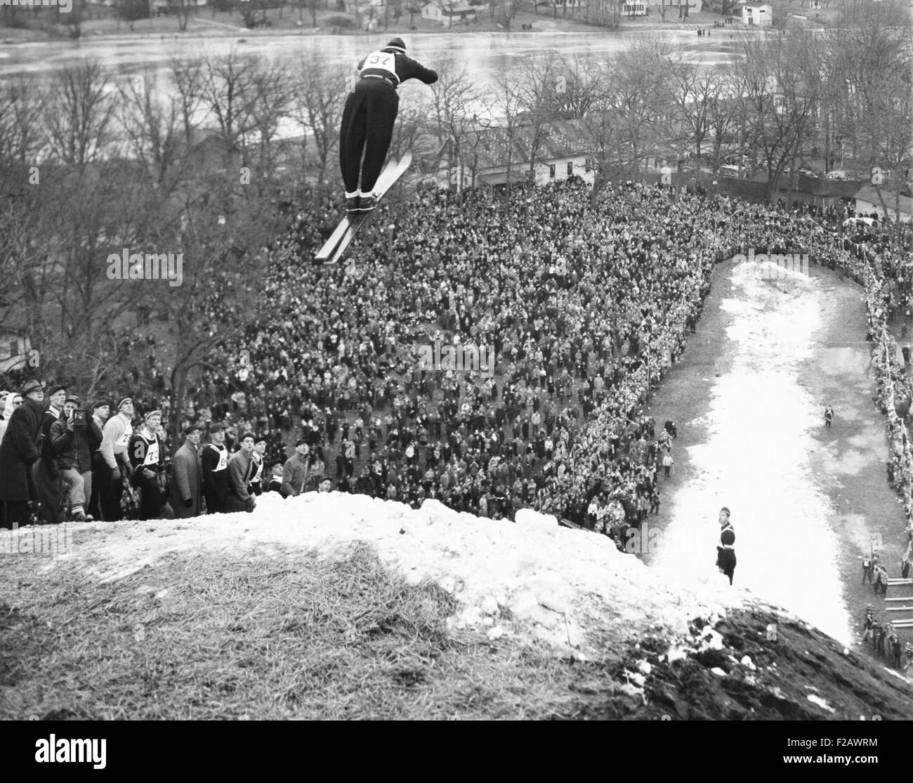 Petter Hugsted, campeón de salto de esquí Olímpico 1948, despega en el Fox River Grove. Illinois, 16 de enero de 1949. Ganó el primer lugar en Foto de stock