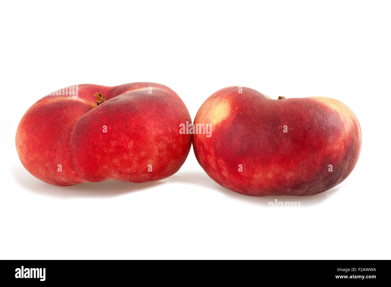 Dos saturno peach aislado en blanco Foto de stock