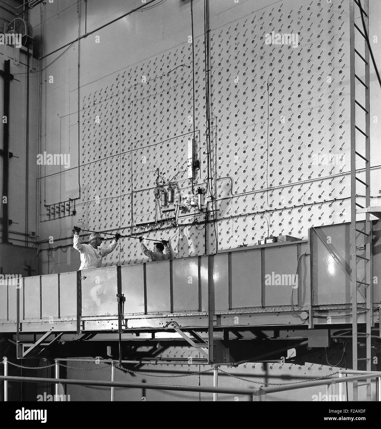 X-10 grafito del reactor fue el segundo reactor nuclear artificial. La foto muestra el x-10's rostro concreto en Oak Ridge National Laboratory. Después de WW2, el reactor de grafito se convirtió en el primer centro del mundo para proveer de isótopos radiactivos para uso en tiempos de paz. Produjo los isótopos de yodo-131, fósforo-32 y carbono-14, científicas, médicas, industriales y agrícolas. Reactor de grafito X-10 fue cerrada en 1963, después de veinte años de uso. (BSLOC 2015 2 24) Foto de stock