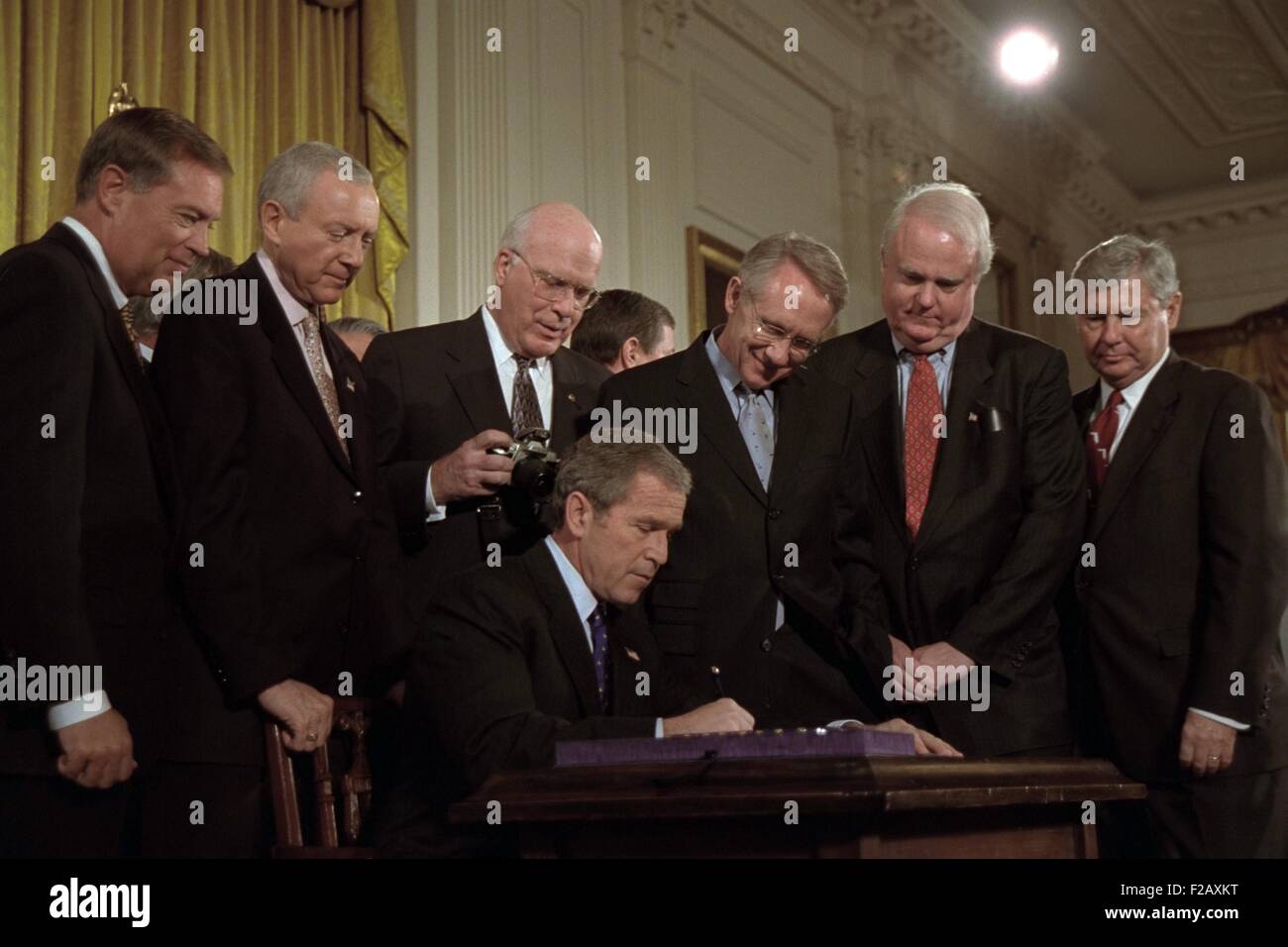 El presidente George W. Bush firma la Ley USA Patriot en Octubre 26,2001. "Esta nueva ley que firmo hoy permitirá la vigilancia de todas las comunicaciones utilizadas por los terroristas, incluidos los mensajes de correo electrónico, la Internet, y los teléfonos celulares." de pie detrás de Bush 43 de izquierda a derecha son: U.S. AG, John Ashcroft; el senador Orrin Hatch; el Senador Patrick Leahy, el senador Harry Reid; el Representante James Sensenbrenner, y el Senador Bob Graham. (BSLOC 2015 2 178) Foto de stock