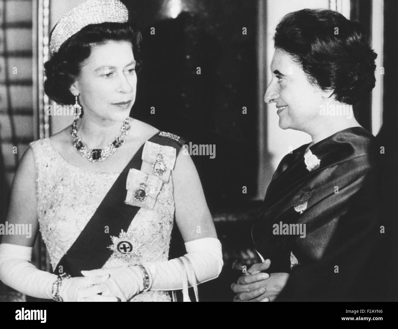 La Reina Isabel con el Primer Ministro de la India, Indira Gandhi, en el Palacio de Buckingham. Asistían a una recepción para la comunidad Foto de stock