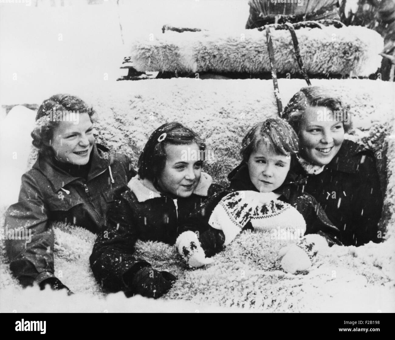 Princesas holandés en la nieve, Grindlewald, Suiza, L-R: Irene, Marguerite, Marijke y Beatriz. El 4 de enero de 1954. La princesa Marijke nació casi ciego porque la reina Juliana contrajo sarampión alemán durante su embarazo. (CSU 2015 8 645) Foto de stock