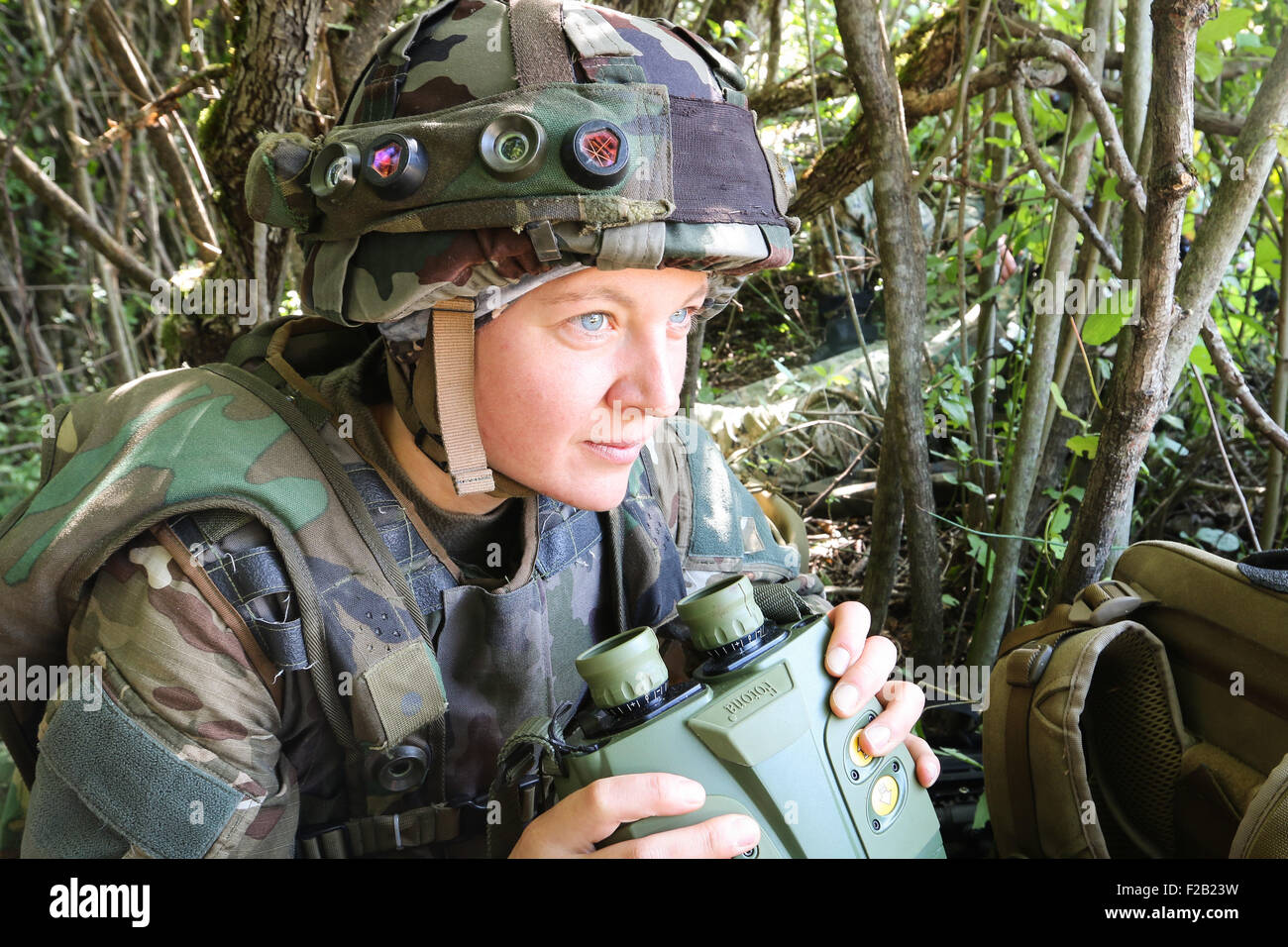 Una mujer soldado esloveno durante el ejercicio respuesta inmediata Septiembre 14, 2015 en Slunj, Croacia. Respuesta inmediata es un ejercicio de entrenamiento de campo multinacional en Croacia y Eslovenia. Foto de stock