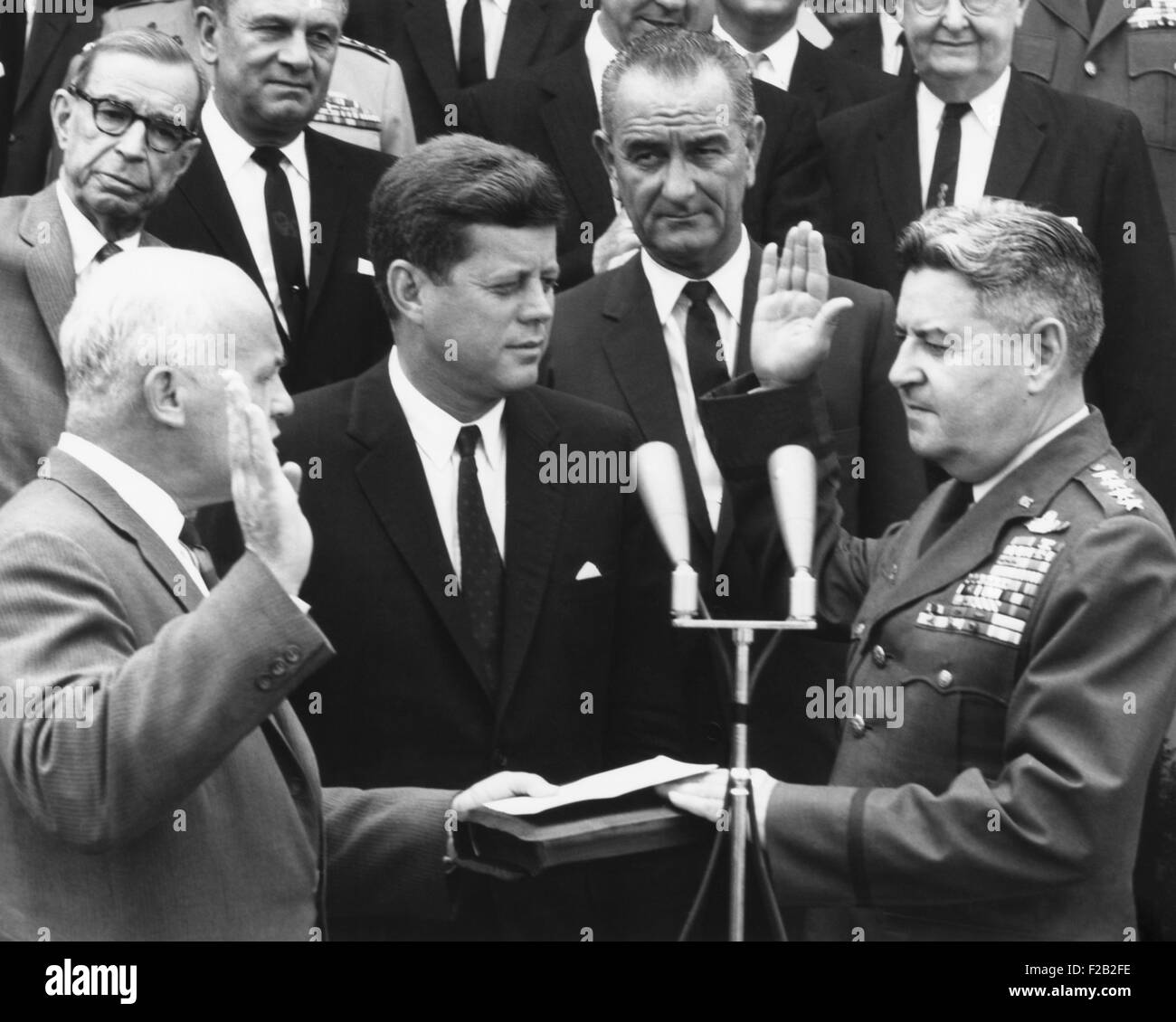 Curtis LeMay (derecha) es juramentado como Jefe de Estado Mayor de la Fuerza Aérea, 30 de junio de 1961. El Presidente Kennedy rechazó su temeraria de asesoramiento durante la crisis de los misiles cubanos, cuando LeMay instó al bombardeo de los emplazamientos de misiles nucleares soviéticos en Cuba. (CSU 2015 8 533) Foto de stock