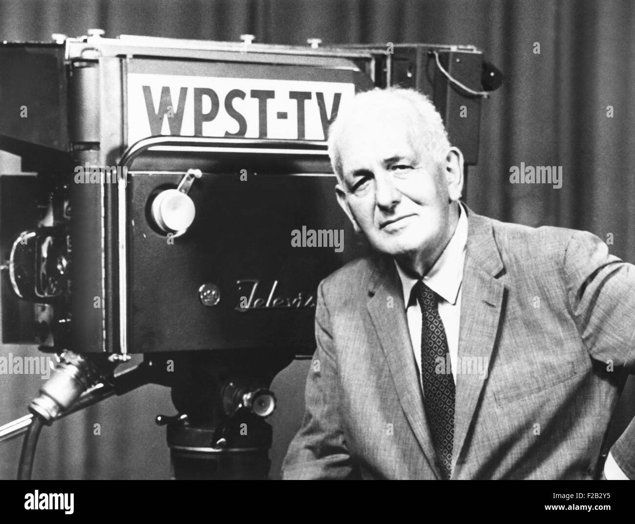 Gabriel Heatter, delante de una cámara de televisión WPST en 1960. Fue uno de los primeros reporteros y comentaristas de radio, en 1930. En la década de 1950 su influencia se dio paso a una nueva generación de emisoras. Heatter se jubiló en 1960. (CSU 2015 7 298). Foto de stock