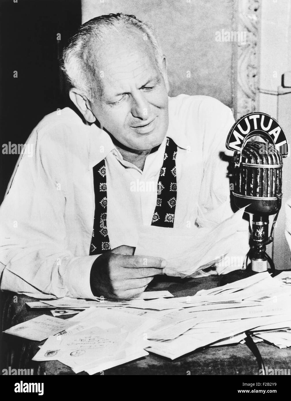 Gabriel Heatter, periodista que se convirtió en un reportero de radio y comentarista. Su carrera radiofónica comenzó en 1932 en NYC's WOR Foto de stock