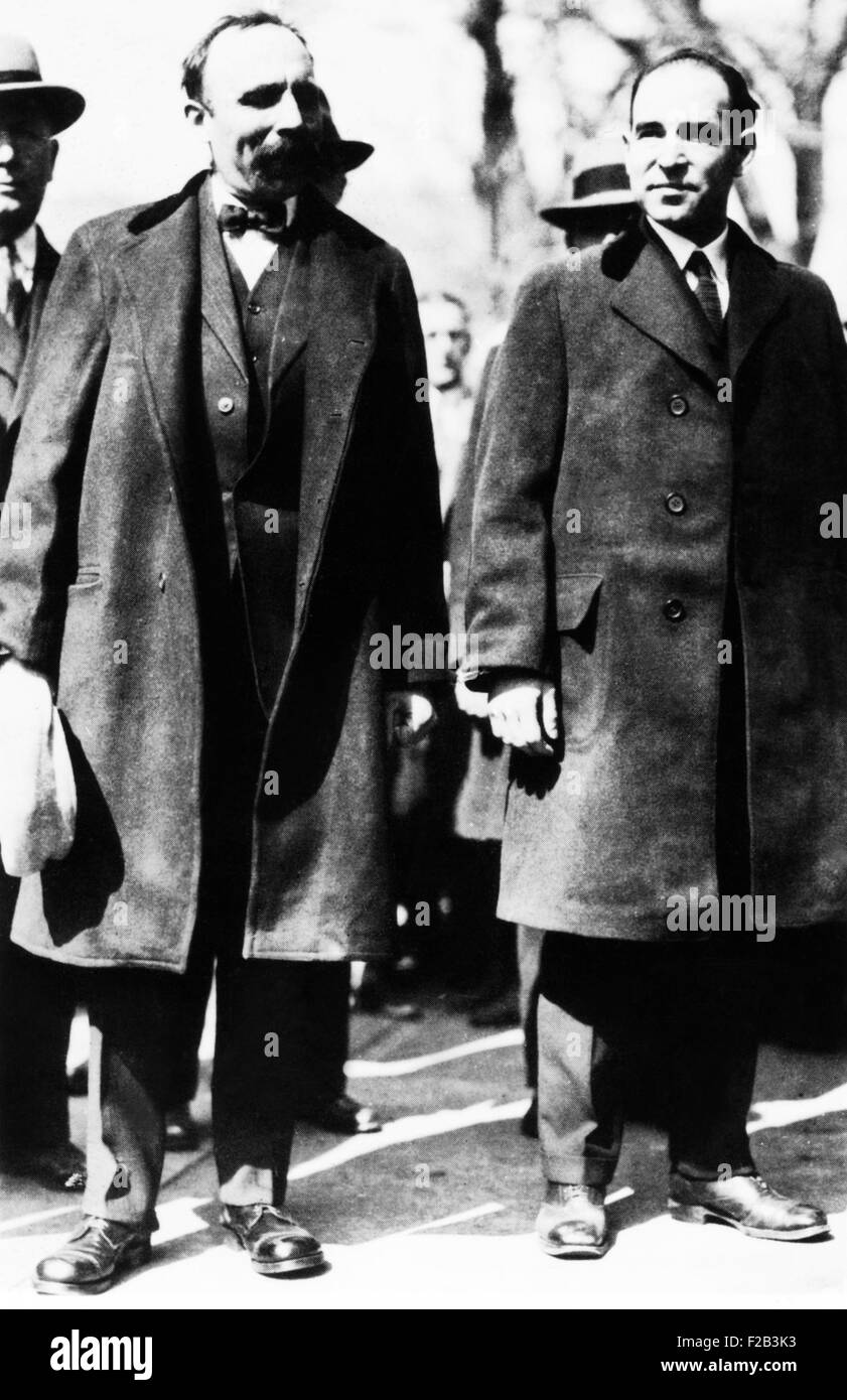 Bartolomeo Vanzetti (izquierda) y Nicola Sacco, principio cifras en el caso del asesinato de Massachusetts. 1927. - (CSU 2015 5 96) Foto de stock