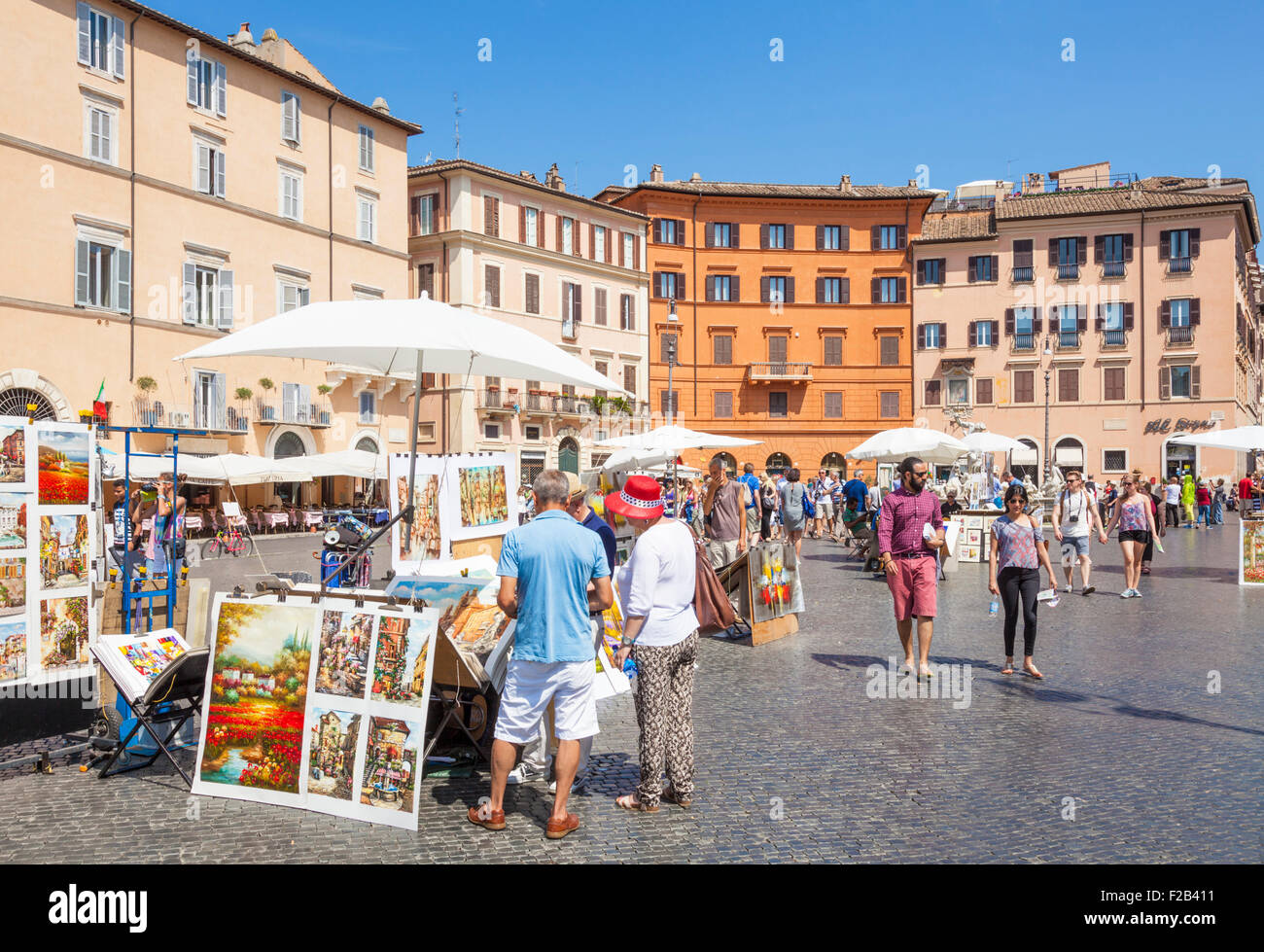 Artistas pintando y vendiendo ilustraciones en la Piazza Navona Roma Italia Roma Lazio Italia Europa ue Foto de stock