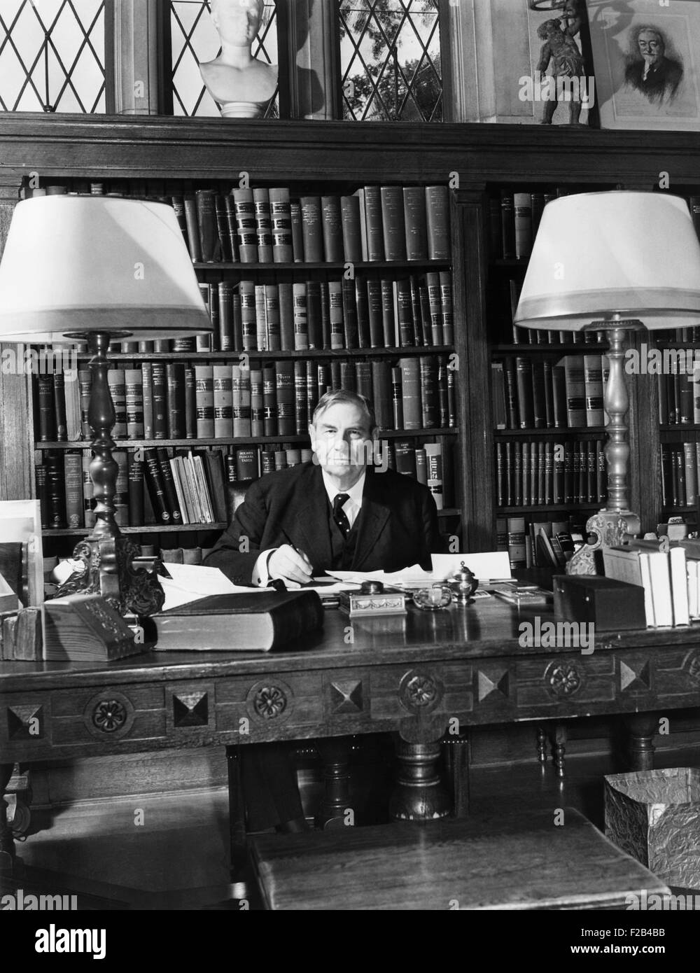 Jefe de Justicia Harlan Fiske Stone de la Corte Suprema de los Estados Unidos trabajando en su estudio, el 4 de octubre de 1941. - (CSU 2015 5 119) Foto de stock