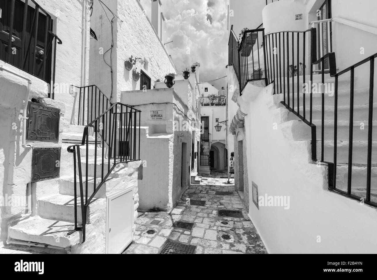 Callejones y escaleras en Cisternino, Puglia, Italia. Foto de stock