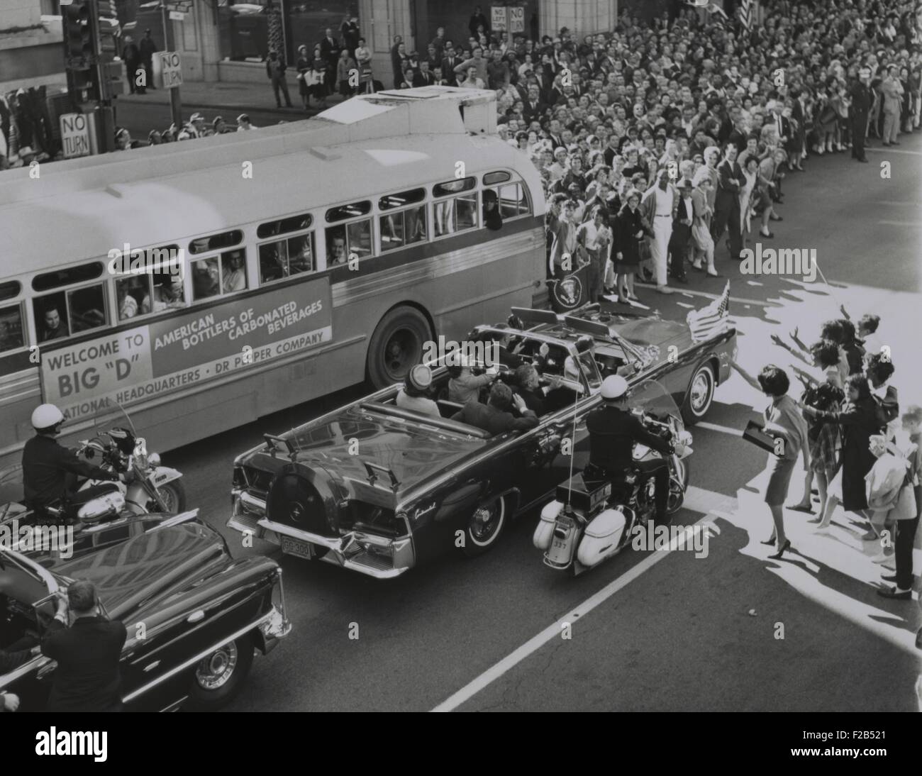 Dallas multitudes ondeando como Presidente Kennedy's limousine impulsa a través del centro de Dallas. El Gobernador de Texas, John Connally y su esposa Foto de stock