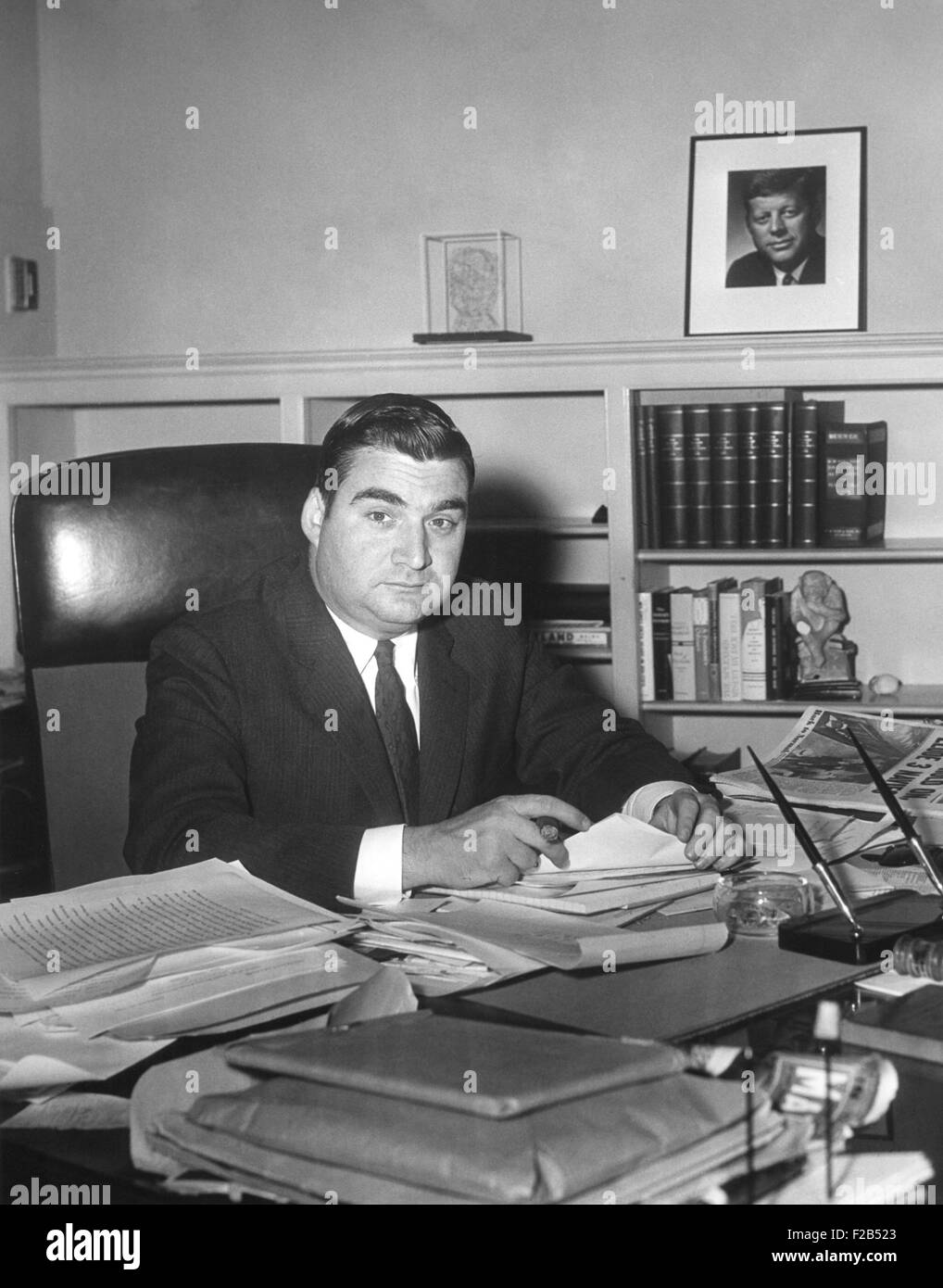Pierre Salinger, Secretario de Prensa del Presidente Kennedy en su oficina de la Casa Blanca. 25 ene, 1961. - (BSLOC 2015 1 137) Foto de stock