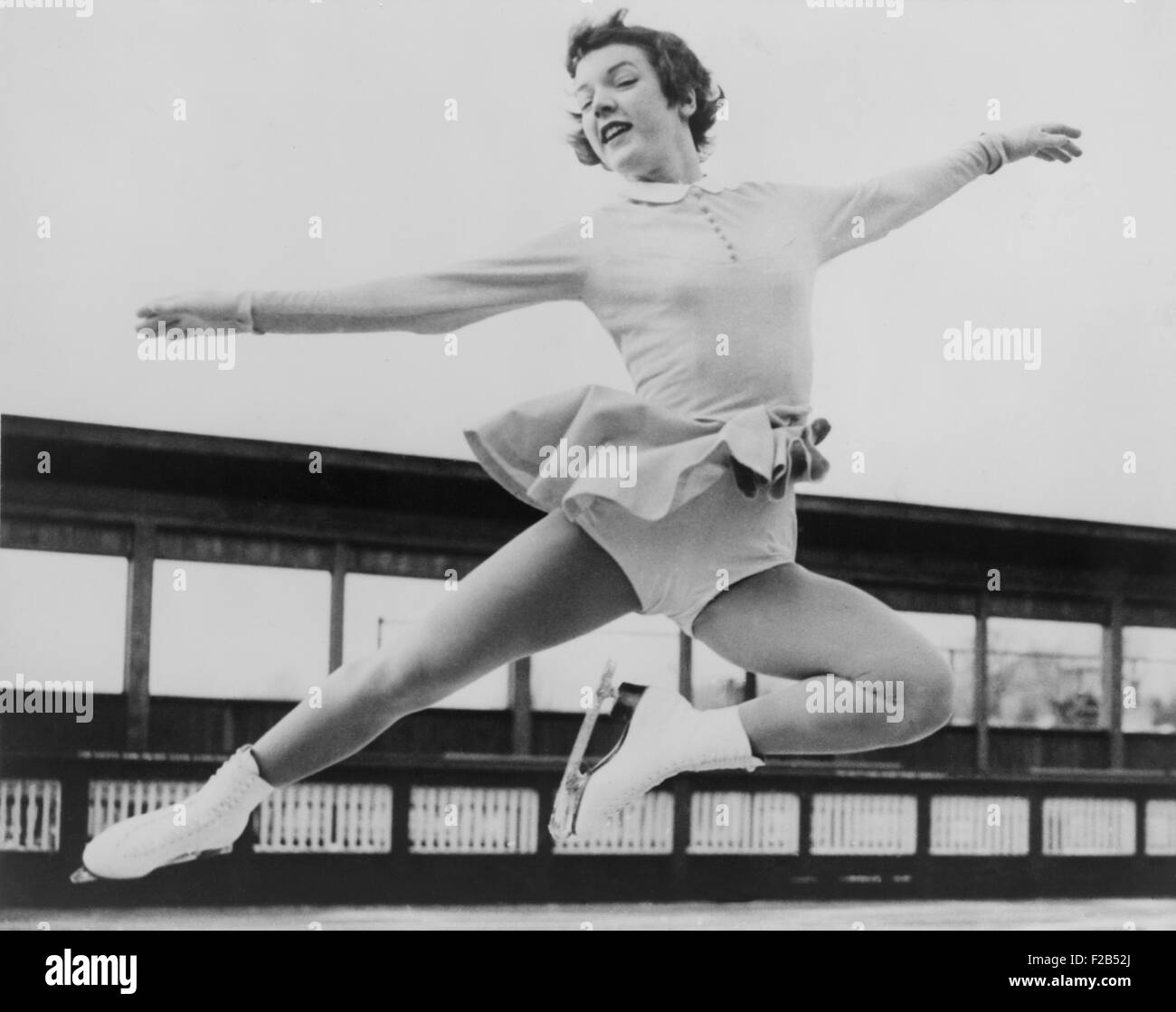 Tenley Albright, la patinadora artística, en medio del aire leap, 1954. En 1956 se convirtió en el primer estadounidense en ganar el olímpico femenino la medalla de oro de patinaje artístico. - (BSLOC 2015 1 125) Foto de stock