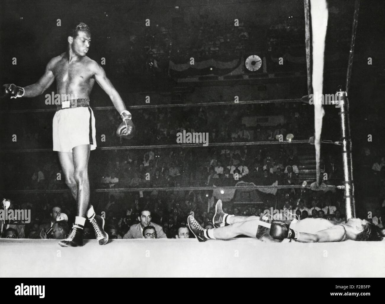 Sugar Ray Robinson, tumbó al Filipino Sebastian llamativos en la primera ronda. Madison Square Garden, 29 de agosto de 1947. - (BSLOC 2014 17 160). Foto de stock
