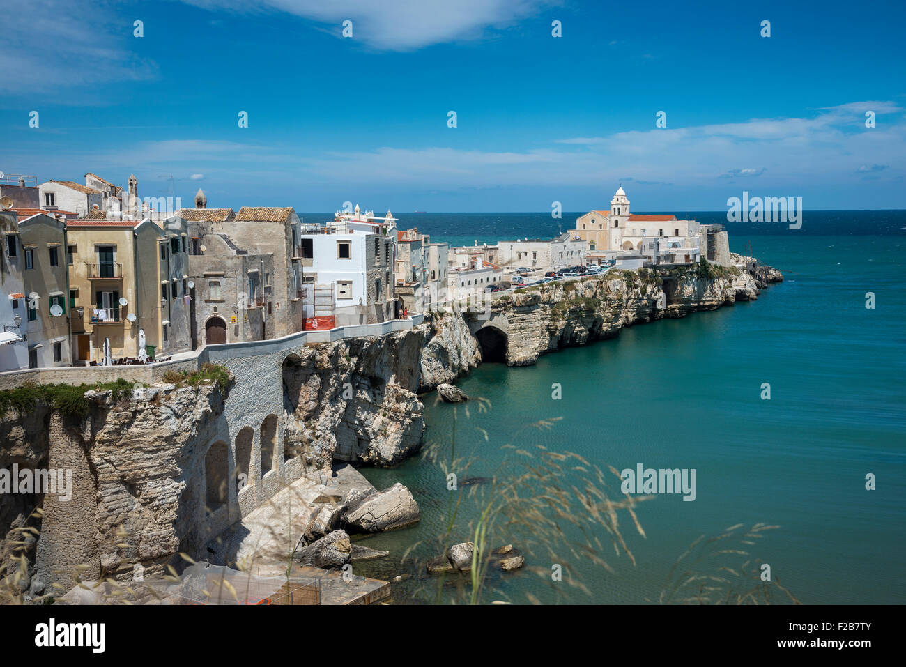 El casco antiguo de la ciudad de Vieste en la península de Gargano, en la región de Apulia, en el sur de Italia Foto de stock