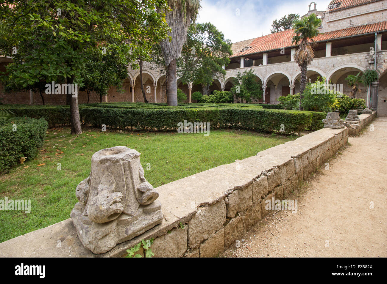 Antiguo Monasterio Benedictino del patio interior y jardín en la isla de Lokrum en Croacia. Foto de stock