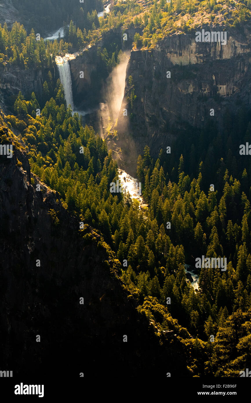 Vista aérea de la cascada en un bosque, Punto Vernal Fall, Glaciar, valle de Yosemite, el Parque Nacional Yosemite, California, EE.UU. Foto de stock