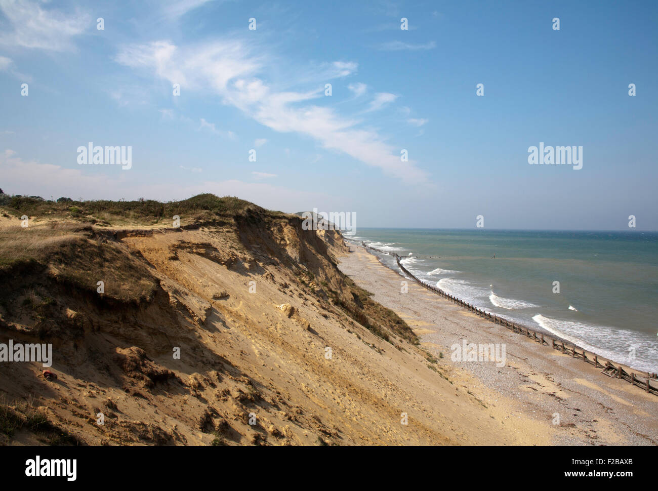 Acantilados de arena cerca de West Runton entre Cromer Sherringham y la costa de North Norfolk Inglaterra Foto de stock