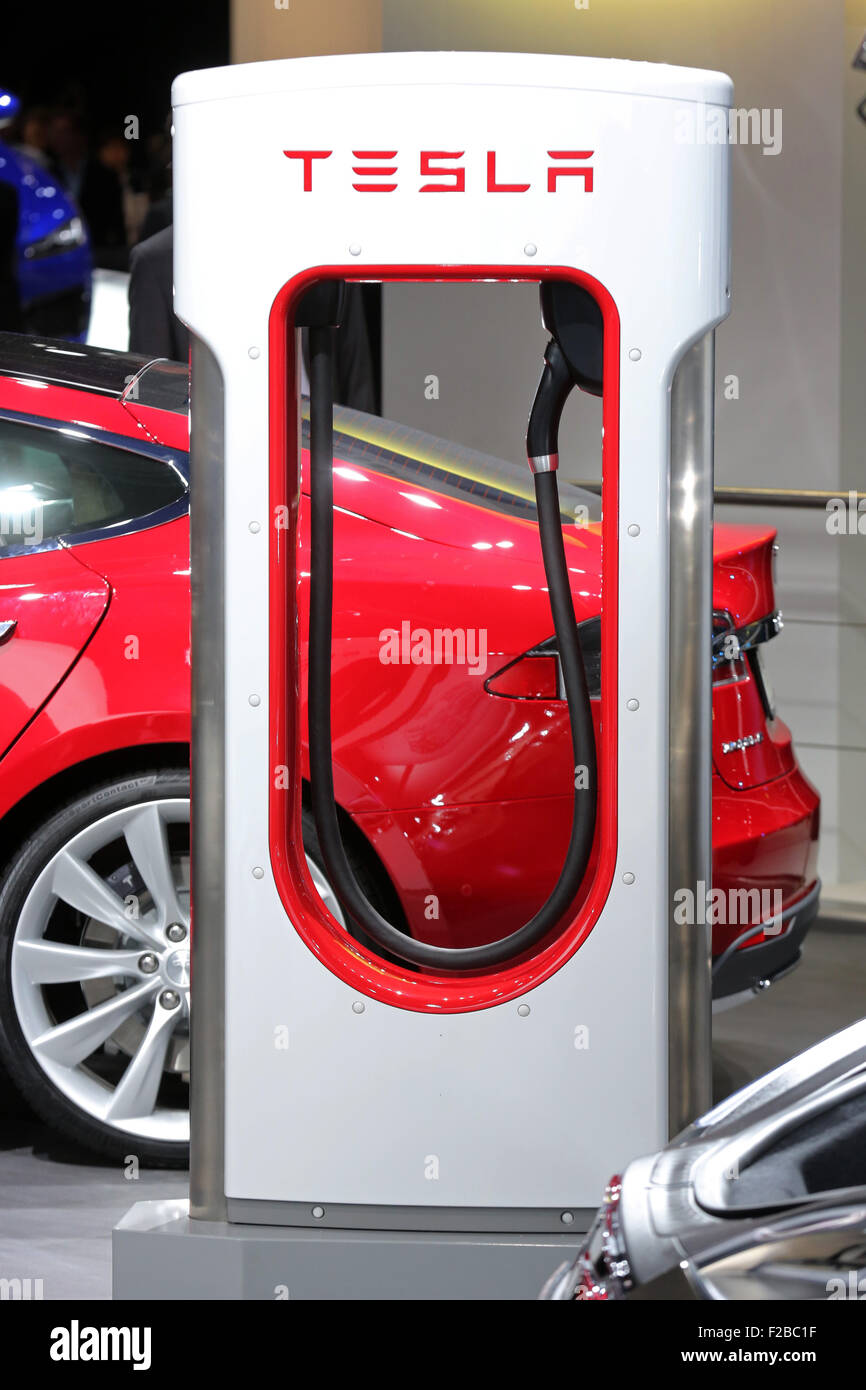 Estación de carga eléctrica Tesla Supercharger en el Tesla stand en la Feria del Automóvil de Frankfurt 2015 Auto Show 2015 en Frankfurt, Alemania. Foto de stock